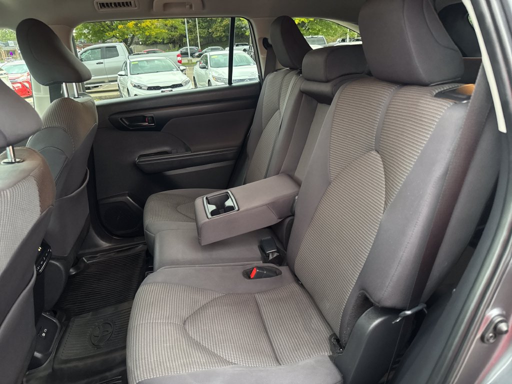 Used 2025 Toyota Highlander LE AWD/4WD image 36