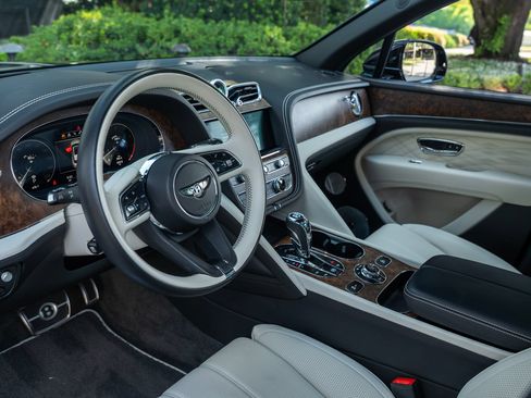 Used 2023 Bentley Bentayga Extended Wheelbase AWD/4WD image 9
