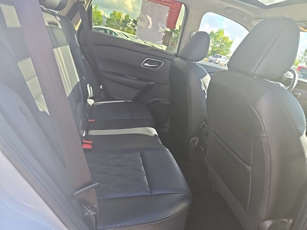 Used 2025 Nissan Rogue Platinum AWD/4WD image 29