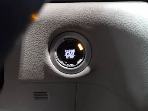 Used 2018 Chrysler Pacifica Limited FWD image 29