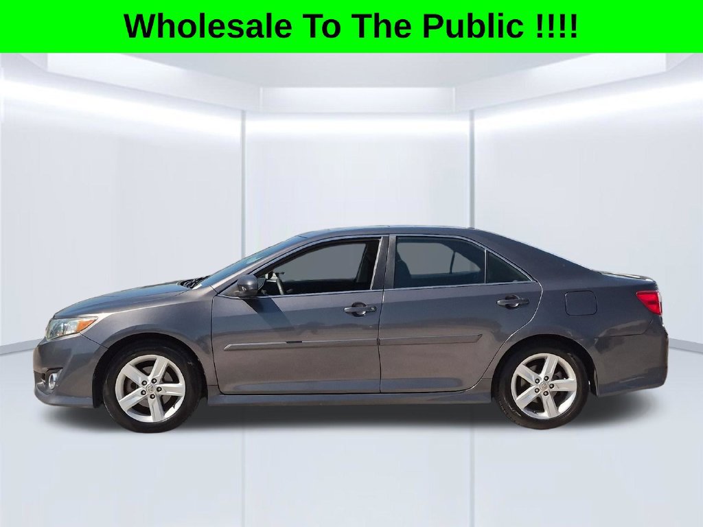 Used 2014 Toyota Camry SE w/ Moonroof Package FWD image 2