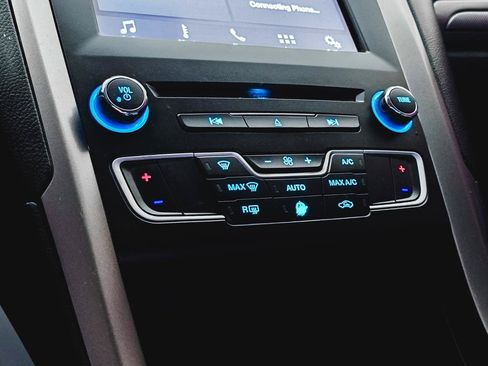 Used 2017 Ford Fusion SE w/ Fusion SE Technology Package FWD image 28