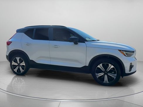 Used 2023 Volvo XC40 Recharge Plus image 34