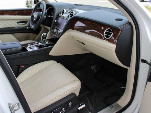 Used 2020 Bentley Bentayga Plug-In Hybrid AWD/4WD image 19