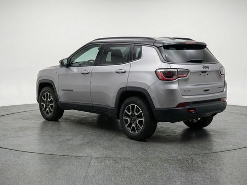 Used 2025 Jeep Compass Trailhawk AWD/4WD image 6