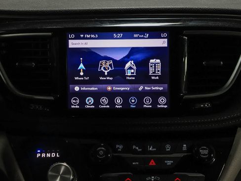 Used 2019 Chrysler Pacifica Limited w/ Advanced Safetytec Group FWD image 16