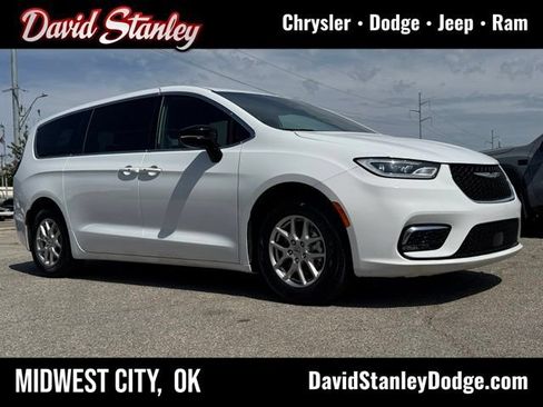 Used 2025 Chrysler Pacifica Select FWD image 1