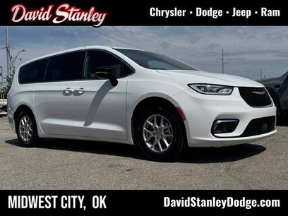 Used 2025 Chrysler Pacifica Select