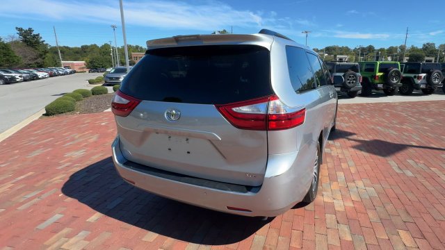 Used 2019 Toyota Sienna XLE Premium FWD image 2