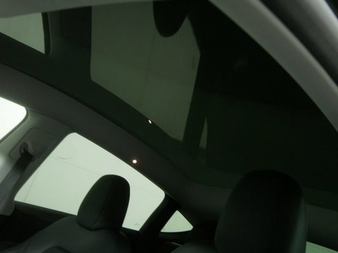 Used 2024 Tesla Model Y Long Range AWD/4WD image 12