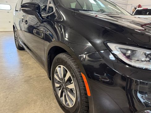 Used 2022 Chrysler Pacifica Touring-L image 3