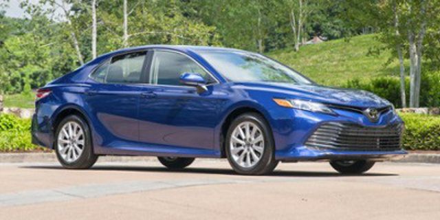 Used 2019 Toyota Camry SE w/ Convenience Package FWD image 1