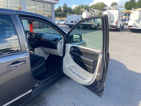 Used 2018 Dodge Grand Caravan SE w/ UConnect Hands-Free Group FWD image 19