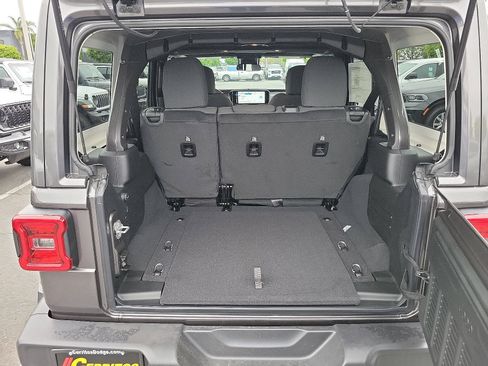 New 2025 Jeep Wrangler Unlimited Sahara AWD/4WD image 18
