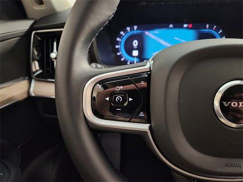 Used 2025 Volvo XC90 B5 Plus image 27