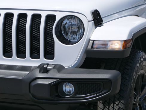 Used 2022 Jeep Wrangler Unlimited Sahara AWD/4WD image 8