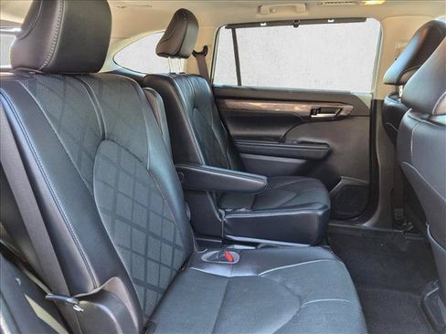 Used 2023 Toyota Highlander Platinum FWD image 19