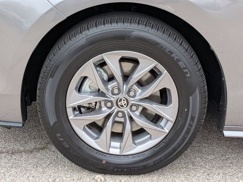 Used 2026 Toyota Sienna XLE FWD image 15
