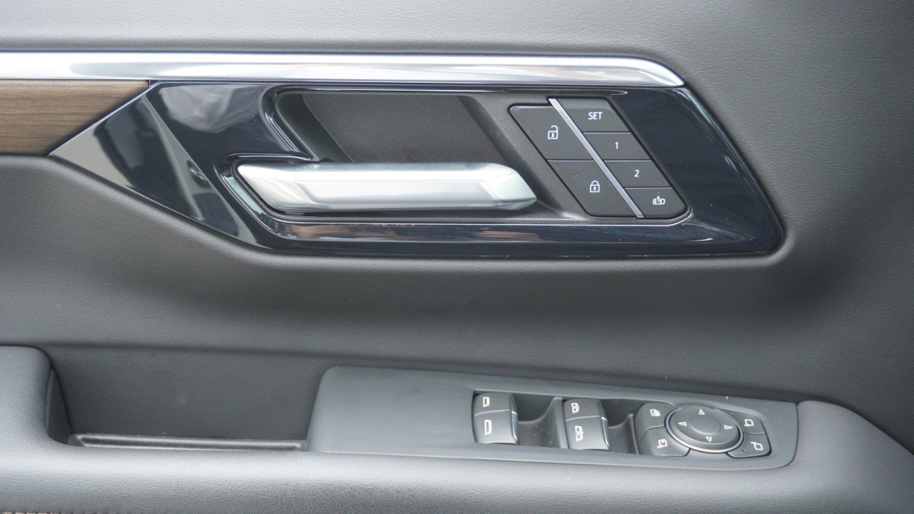 Used 2025 Chevrolet Tahoe High Country AWD/4WD image 24