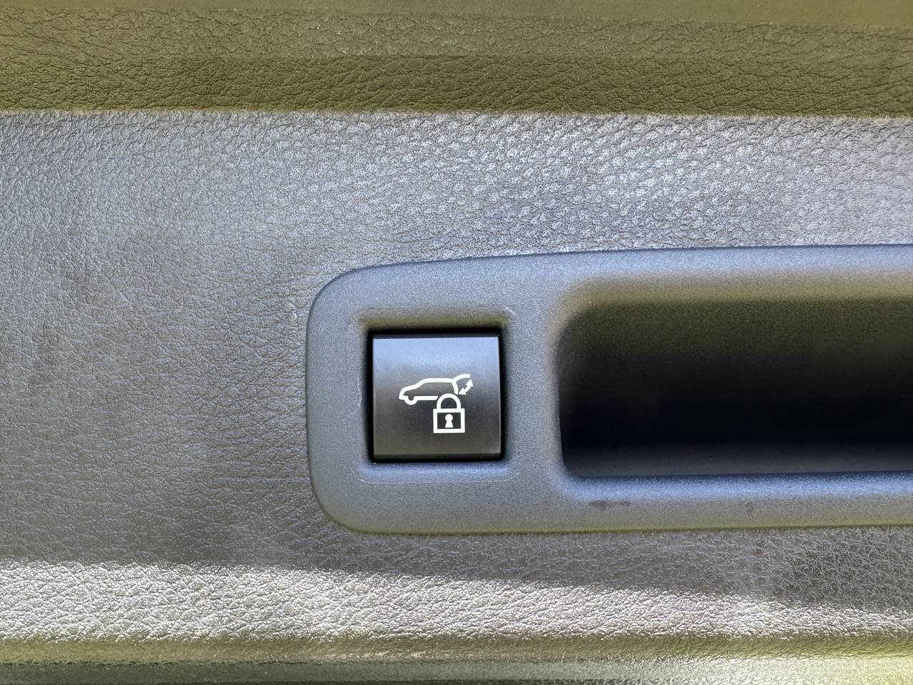 Used 2025 Toyota Sienna Platinum AWD/4WD image 32
