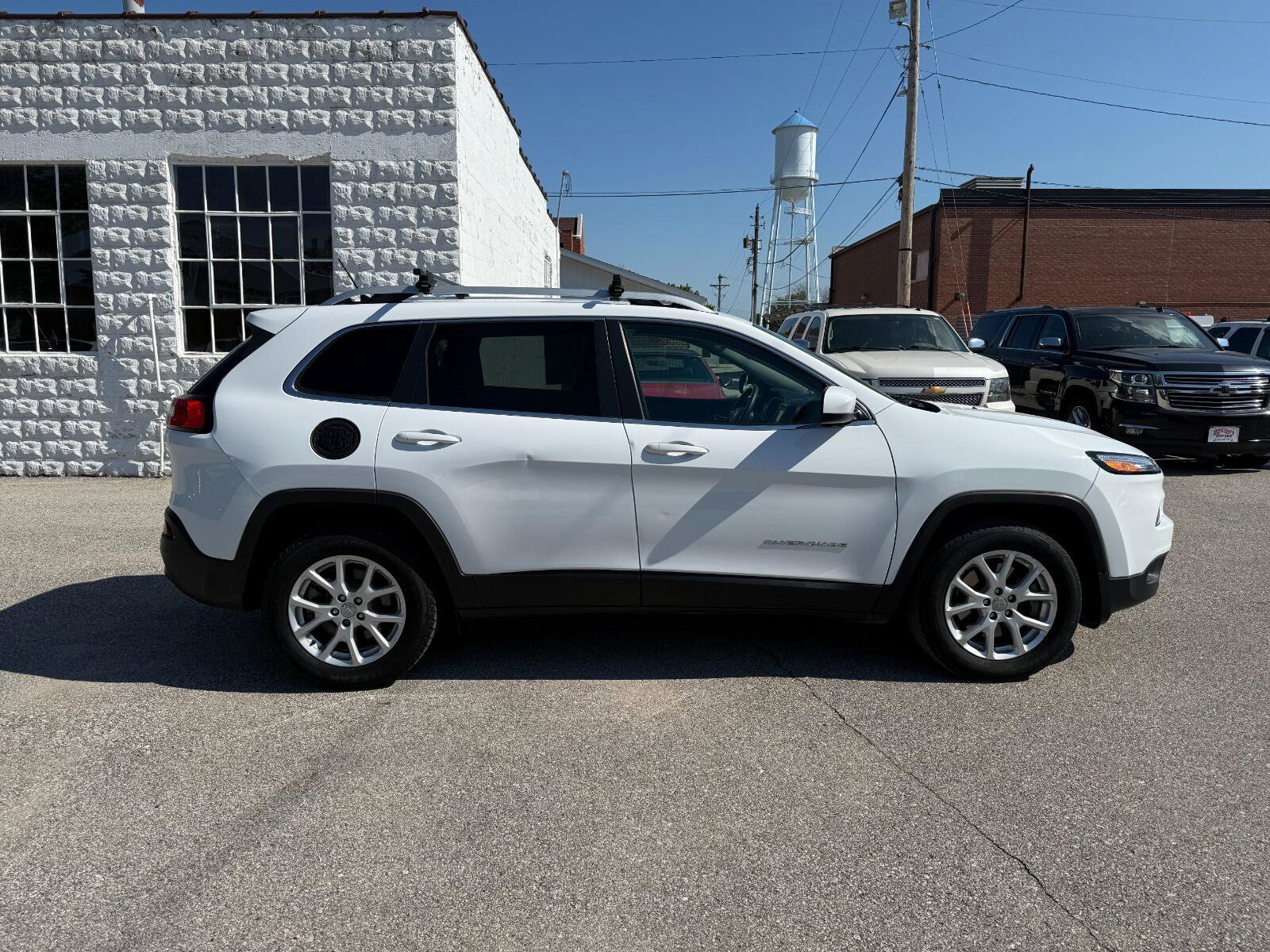 Used 2018 Jeep Cherokee Latitude AWD/4WD image 4