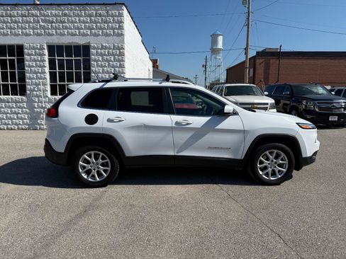 Used 2018 Jeep Cherokee Latitude AWD/4WD image 4