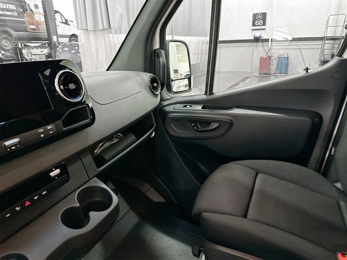 Used 2025 Mercedes-Benz Sprinter 2500 image 23
