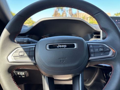 Used 2025 Jeep Compass Trailhawk AWD/4WD image 28