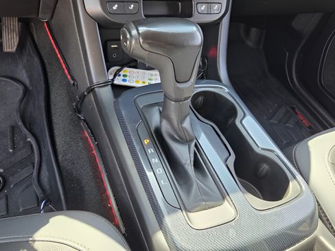 Used 2018 Chevrolet Colorado Z71 AWD/4WD image 22
