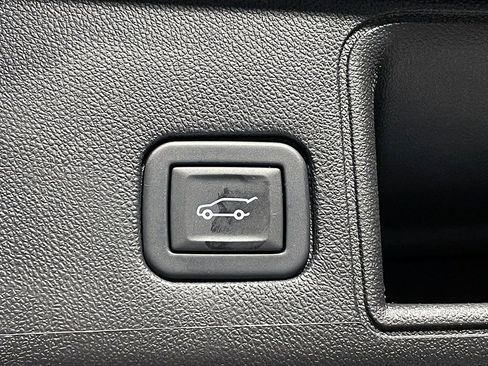 Used 2023 GMC Terrain SLE w/ Driver Convenience Package image 13