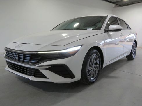 Certified 2025 Hyundai Elantra Hybrid FWD image 1