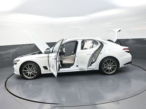 Used 2025 Genesis G70 2.5T image 30