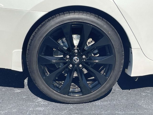 Used 2020 Nissan Maxima SR w/ Illumination Package FWD image 9