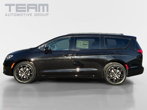 New 2026 Chrysler Pacifica Select w/ S Appearance Package image 4