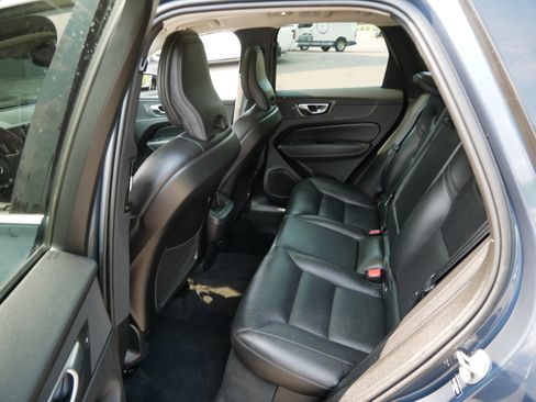 Used 2022 Volvo XC60 B5 Momentum AWD/4WD image 11