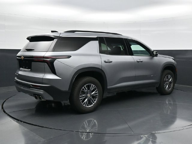 Used 2025 Chevrolet Traverse LT AWD/4WD image 2