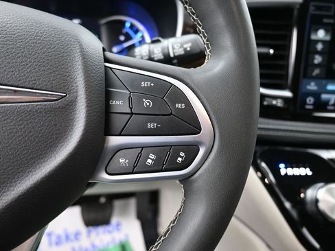 Used 2023 Chrysler Pacifica Limited FWD image 36
