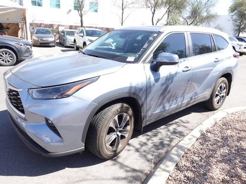 Certified 2024 Toyota Highlander XLE AWD/4WD image 4