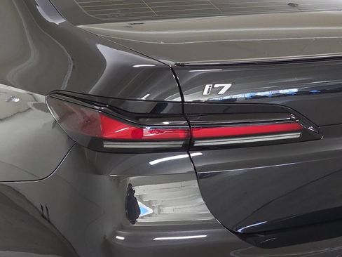 Used 2023 BMW i7 xDrive60 AWD/4WD image 33