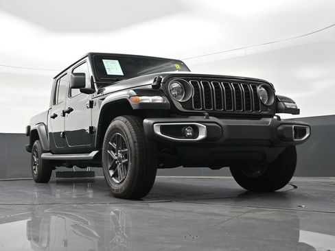 Used 2025 Jeep Gladiator Sport AWD/4WD image 28