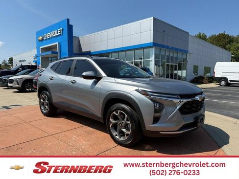 Used 2025 Chevrolet Trax LT FWD image 1