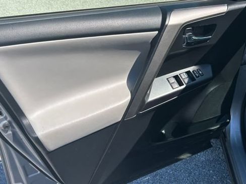 Used 2018 Toyota RAV4 XLE AWD/4WD image 14