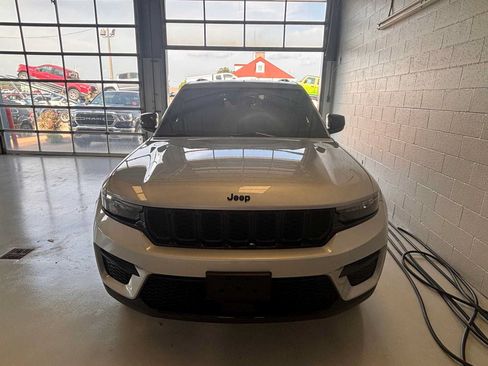 Used 2024 Jeep Grand Cherokee Altitude AWD/4WD image 2
