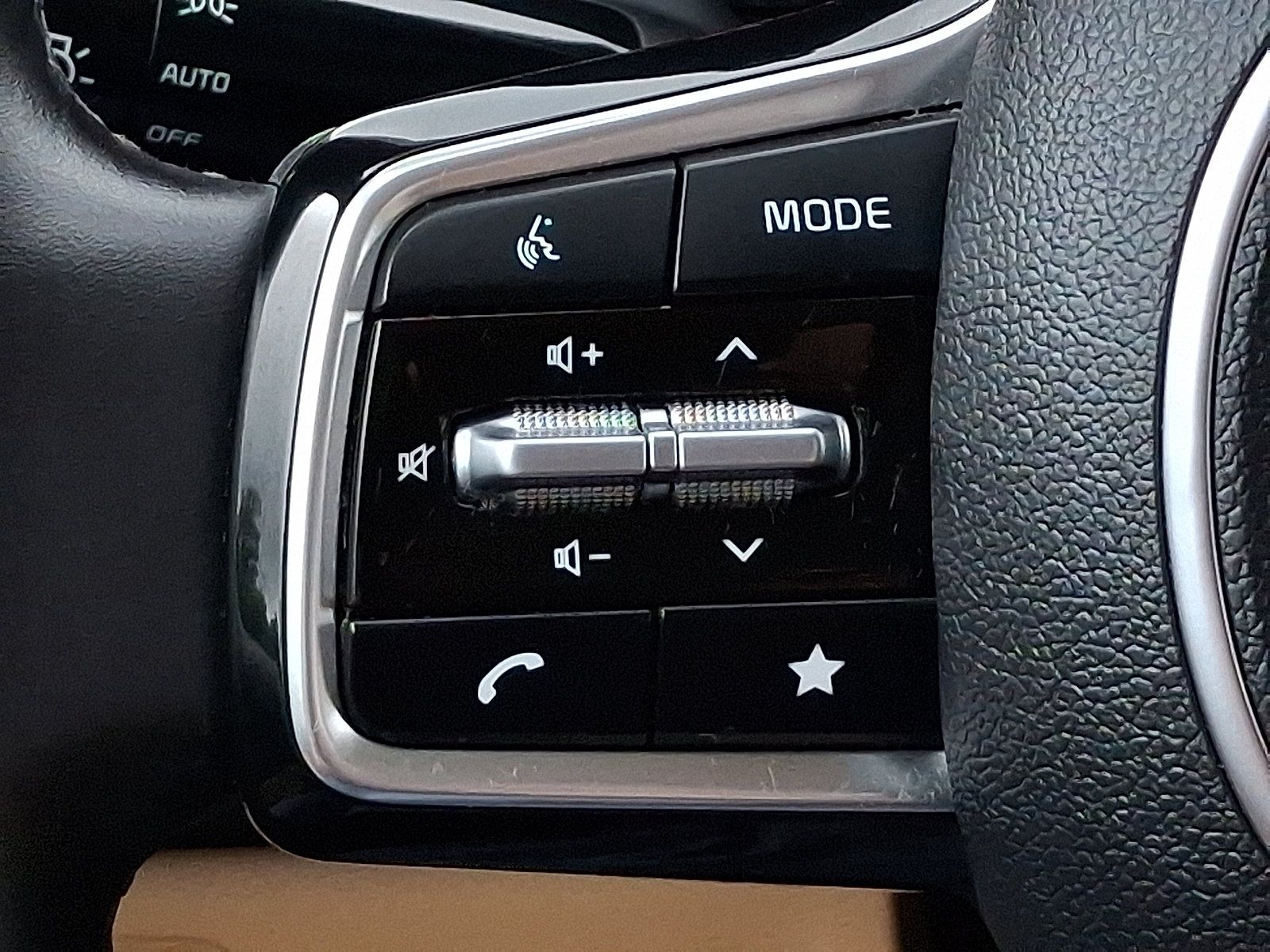 Used 2024 Kia Carnival EX FWD image 21