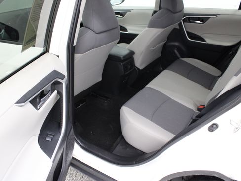 Used 2020 Toyota RAV4 XLE w/ Convenience Package FWD image 28