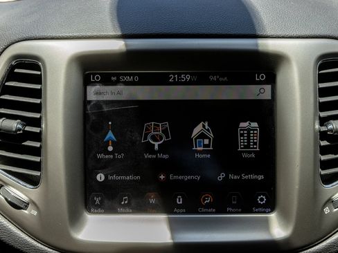 Used 2018 Jeep Compass Latitude w/ Popular Equipment Group FWD image 18