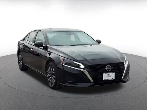 Used 2025 Nissan Altima 2.5 SV image 3