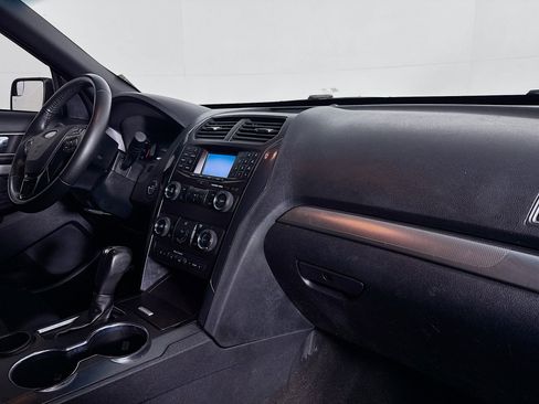 Used 2019 Ford Explorer XLT image 29