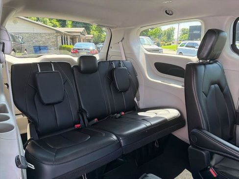Used 2023 Chrysler Pacifica Touring-L FWD image 7