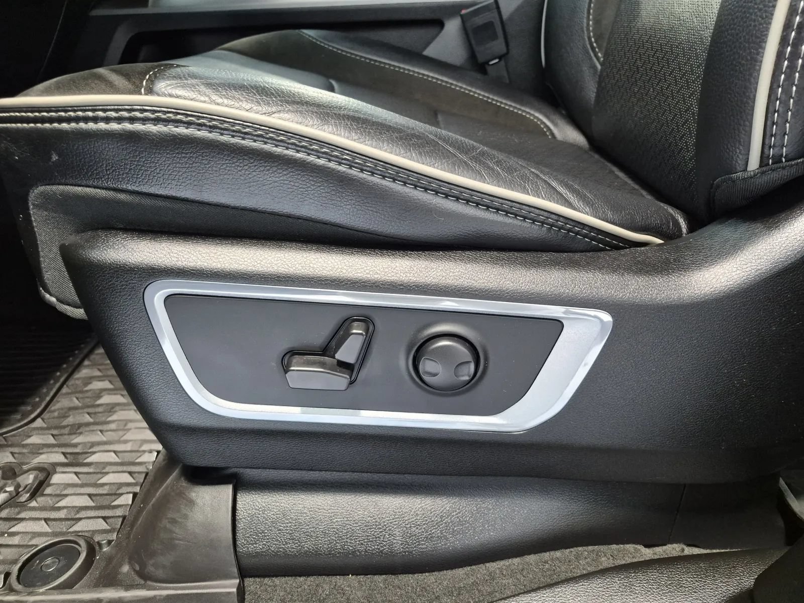 Used 2024 RAM 1500 Laramie AWD/4WD image 25